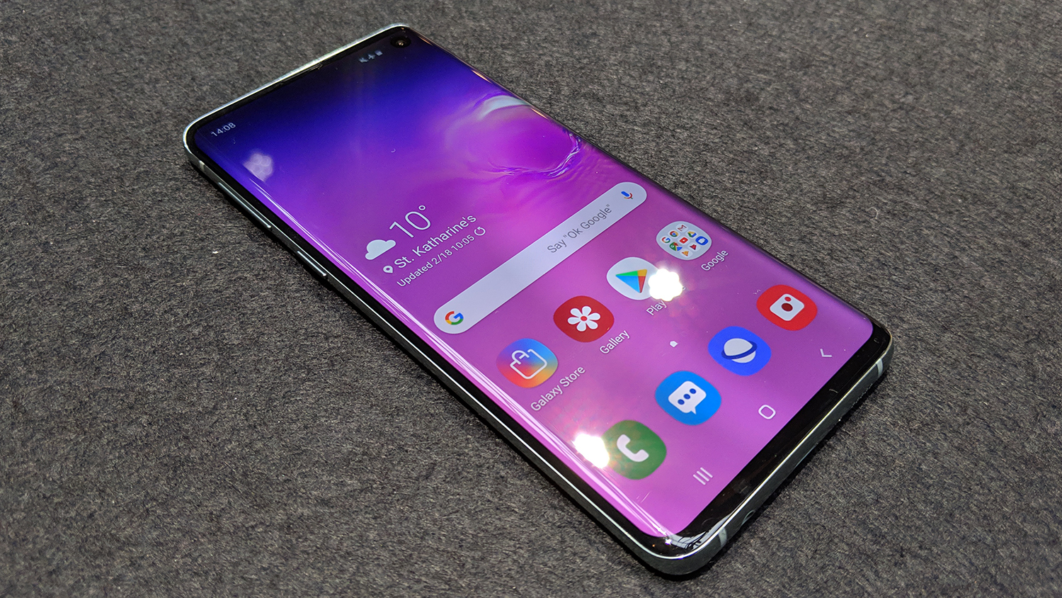 Samsung Galaxy S10+: A Masterpiece on the desk